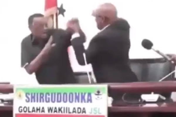 Somali Prez indulged in fist fight with veep during public meeting Prez indulged in fist fight with veep during public meeting