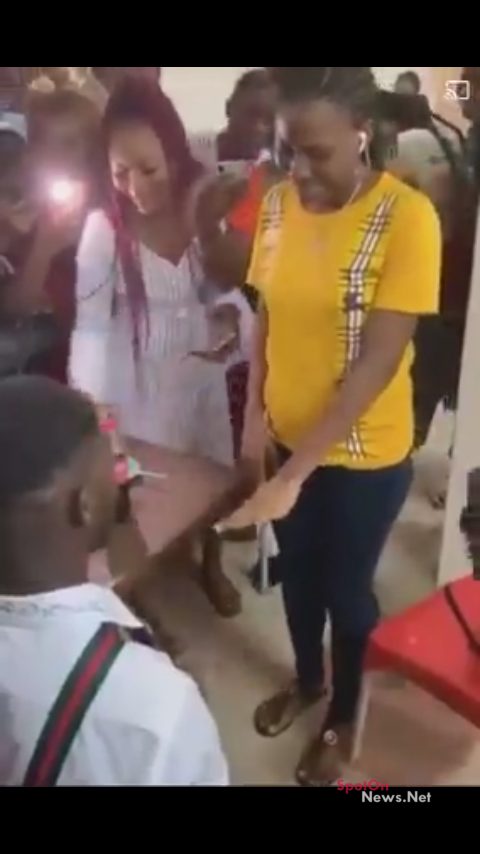 SðŸ˜D VIDEO: LADY RUNS MAD WHEN BOYFRIEND WAS PROPOSING MARRIAGE TO HER